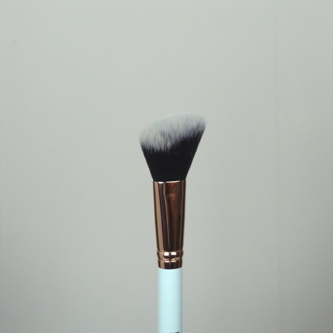 <tc>ANGLED BRONZER BRUSH</tc>