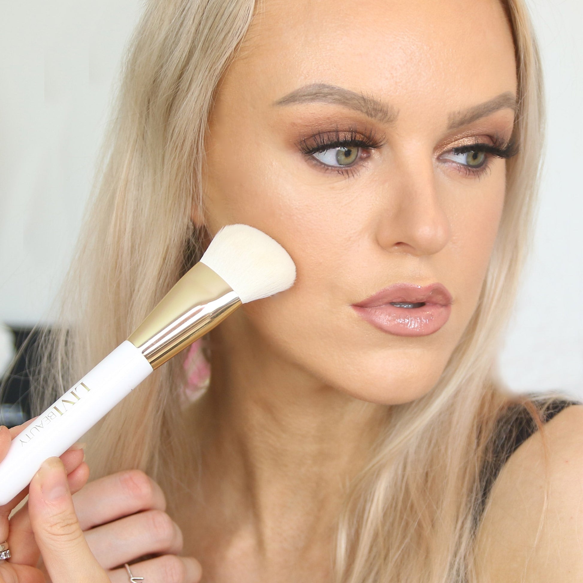 BRONZE ME UP BRUSH Makeup Brushes LIVI BEAUTY 